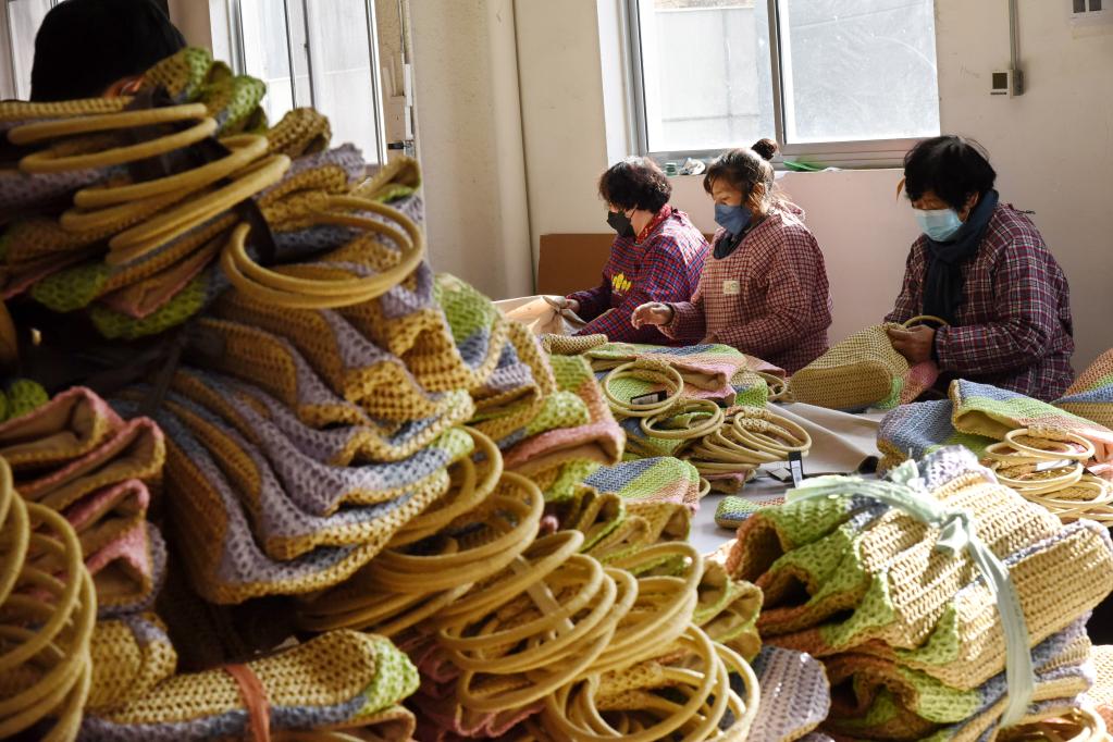 新春走基層丨山東平度:巧手編織時(shí)尚 冬閑不誤創(chuàng )收