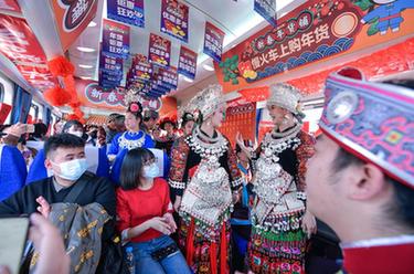 新春走基層丨穿行在苗鄉侗寨的“慢火車(chē)”年貨鋪