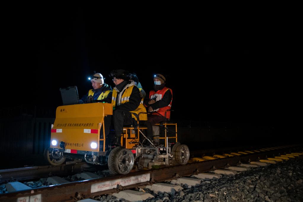 新華全媒+丨高原寒夜，鐵路“敞篷車(chē)”為“復興號”護航