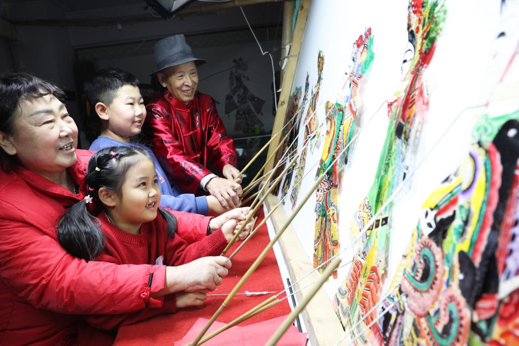 河北唐山:皮影鬧新春