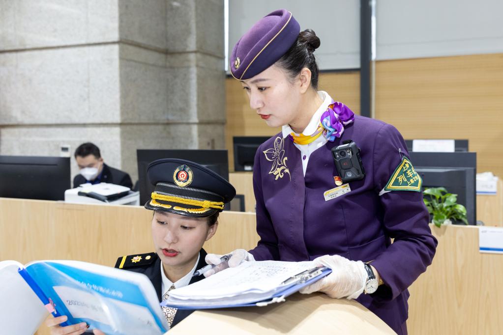 新華全媒+丨鐵路姐妹花，守護春運回家路