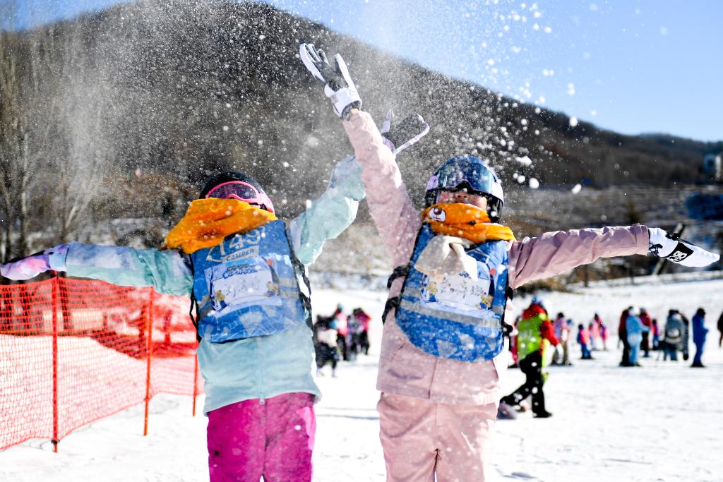 新華全媒+｜孩子們的快樂(lè )“冰雪寒假”