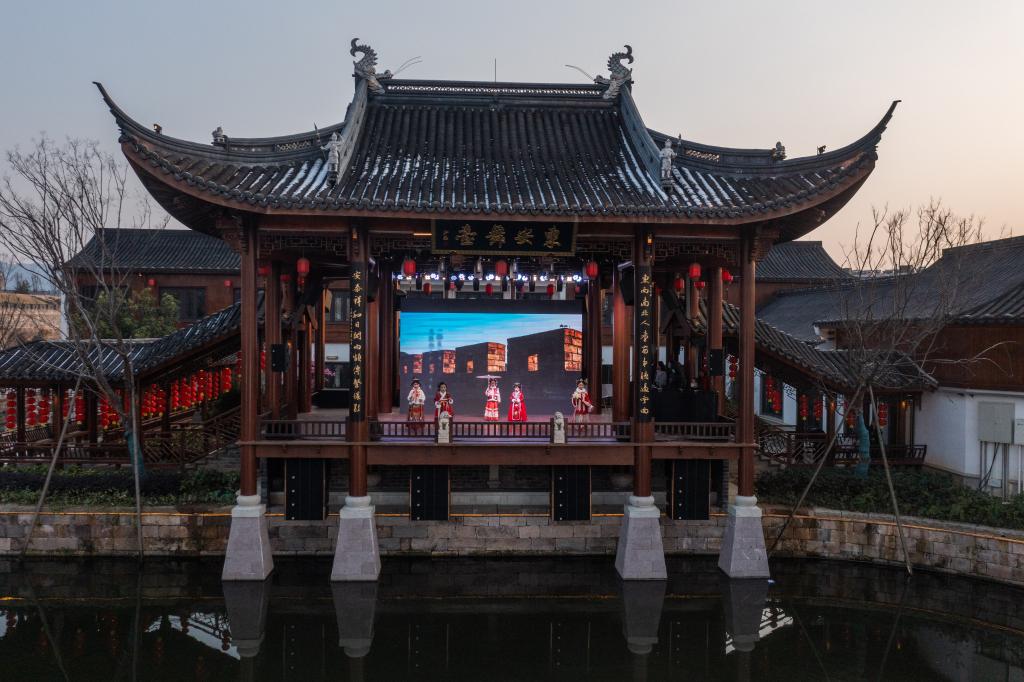 新華全媒＋丨千年古鎮開(kāi)啟“迎新春”年俗大戲