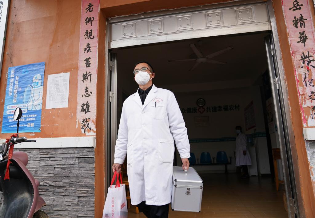 新華全媒+丨抗疫一線(xiàn)的夫妻村醫