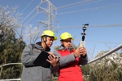 新華全媒+丨他們爬冰臥雪守護萬(wàn)家燈火