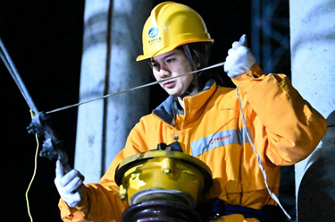 新華全媒＋丨護航春運：“鐵姑娘”寒夜在行動(dòng)