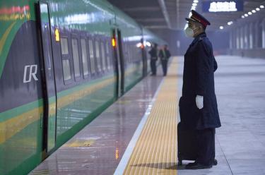 新華全媒+·新春走基層丨青年司機沙馬伍且:我把“復興號”開(kāi)進(jìn)大涼山