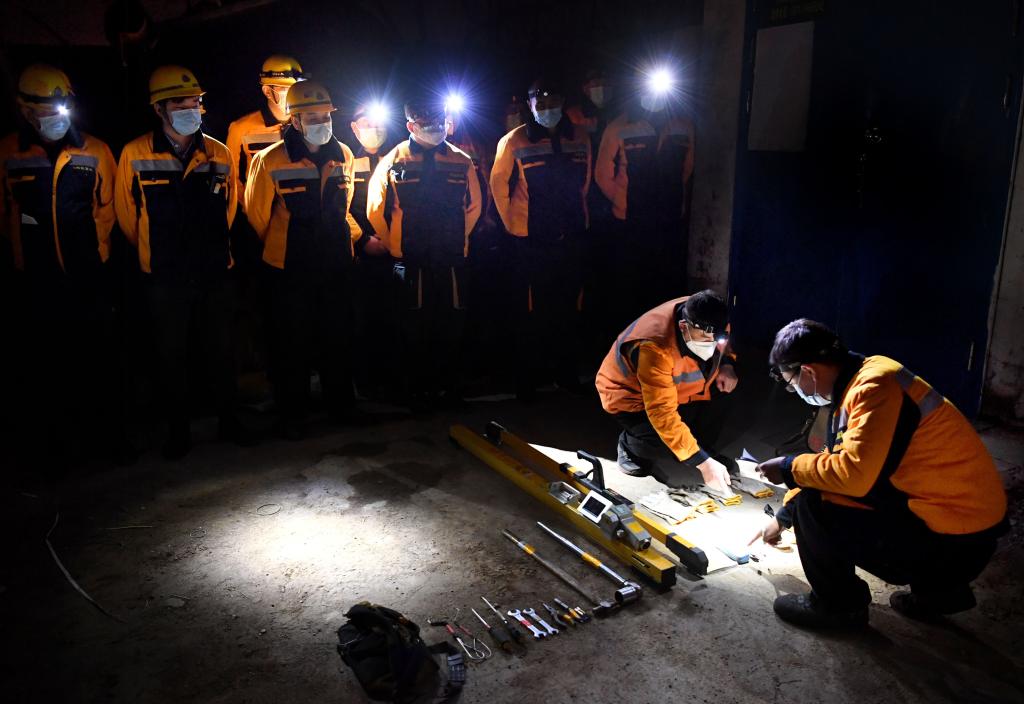 新華全媒+丨寒夜里，他們在地下30米隧道守護回家路
