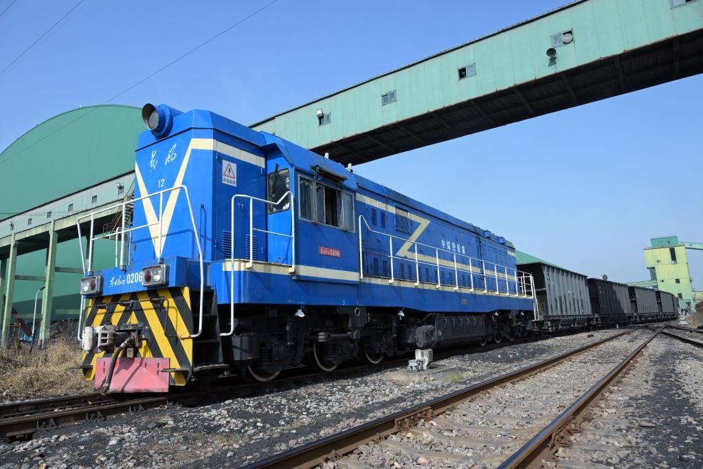 新華全媒+丨綠色通道保供應 電煤運輸“跑起來(lái)”