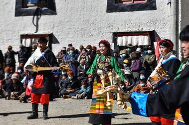 新春走基層丨西藏:除夕普村的“村晚”