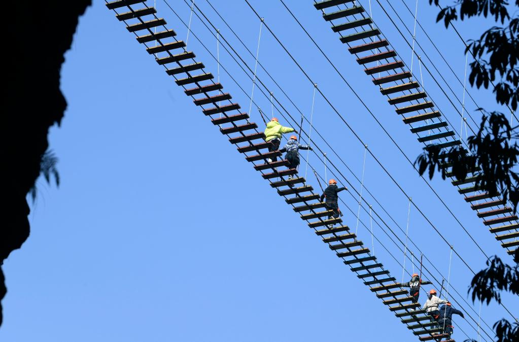 湖北宣恩：“戶(hù)外探險”過(guò)大年