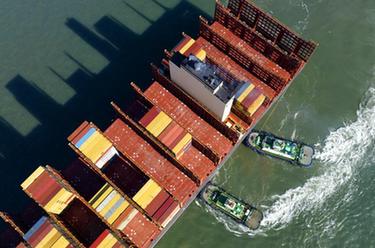 新華全媒+|山東港口青島港:大干迎新春 力奪“開(kāi)門(mén)紅”