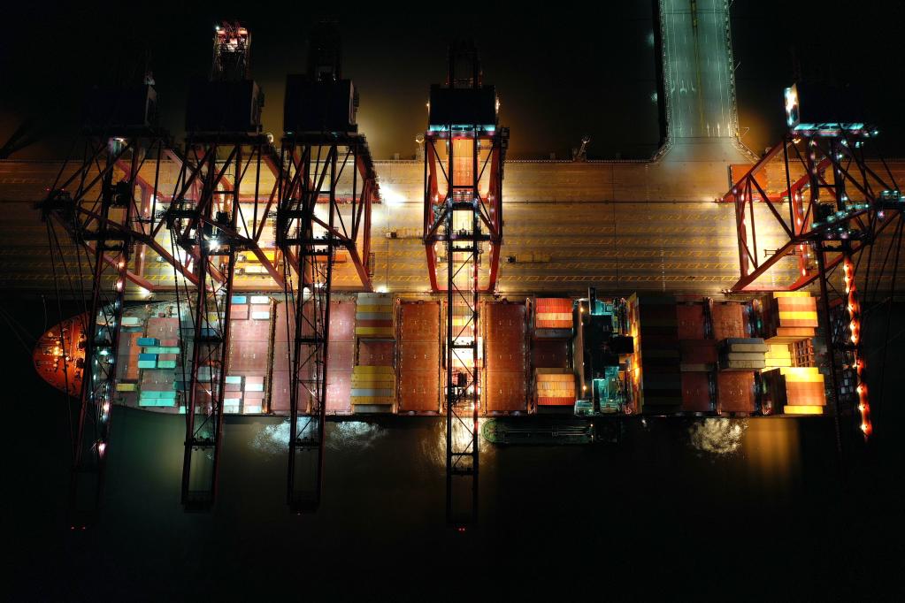 新華全媒+丨探訪(fǎng)寧波舟山港：年貨物吞吐量連續14年居全球第一