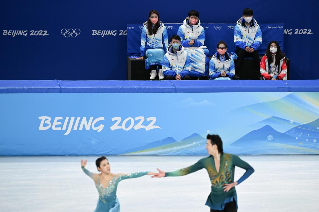 新華全媒+丨能滑冰會(huì )補冰，這個(gè)志愿者現在教滑冰