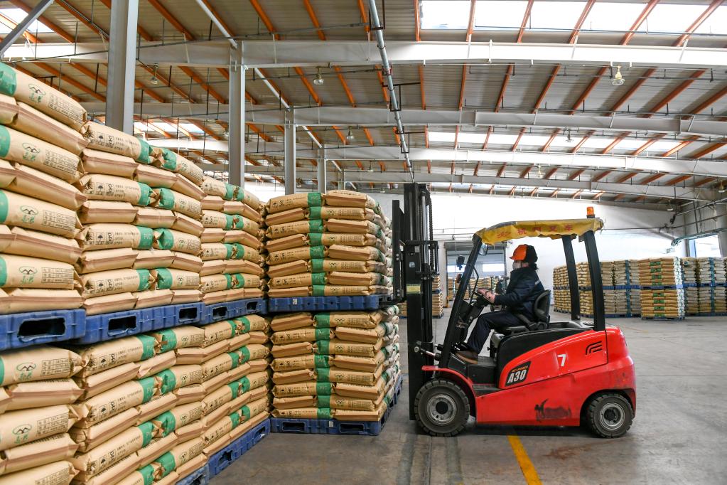 內蒙古卓資縣：化工企業(yè)節后生產(chǎn)運輸忙