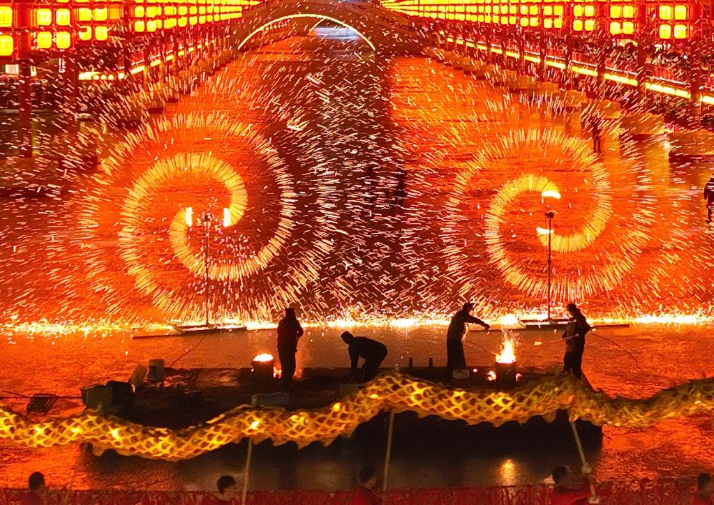 河北唐山:火樹(shù)銀花鬧元宵