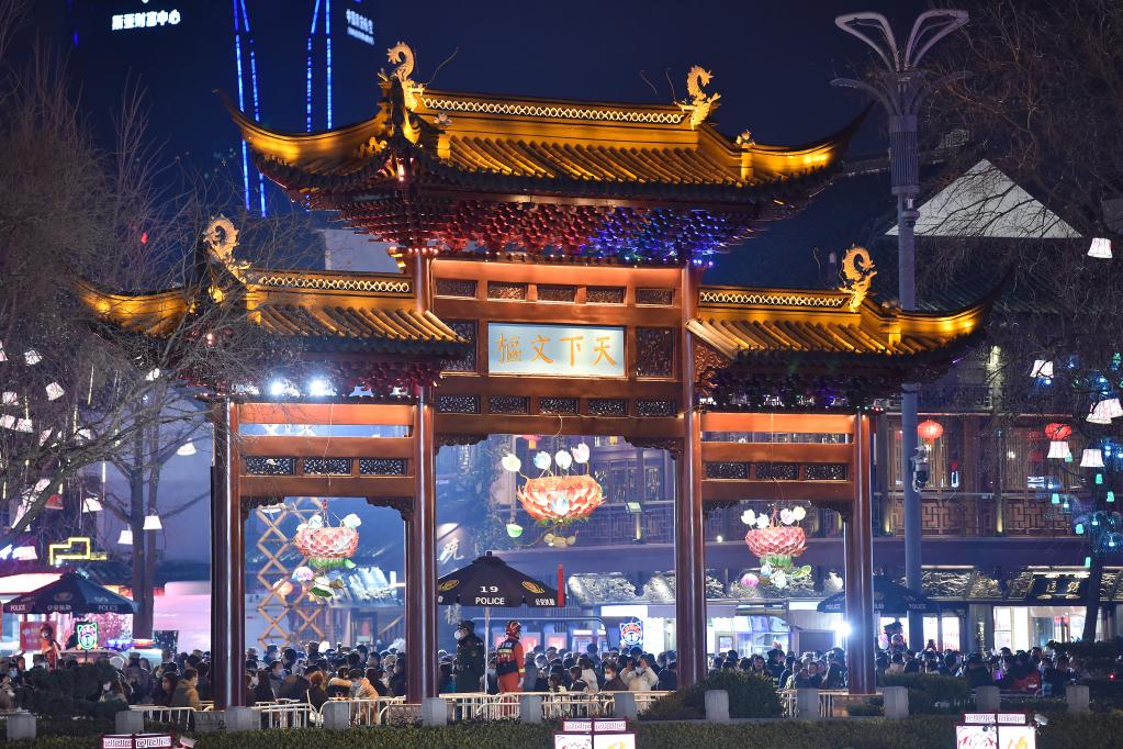 江蘇南京：秦淮燈會(huì )點(diǎn)亮“夜經(jīng)濟”