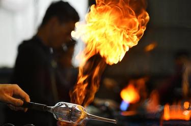 “中國工藝玻璃之都”新年產(chǎn)銷(xiāo)旺