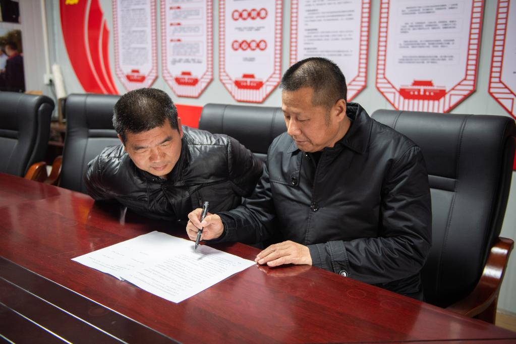 “保姆式”服務(wù)、智能化工廠(chǎng)、連片化土地——水稻大省湖南春耕一線(xiàn)觀(guān)察