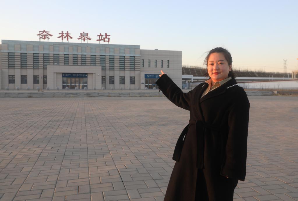 新華全媒+·代表風(fēng)采錄丨王穎：做 “有情懷，會(huì )妙招，富鄉親”新時(shí)代返鄉新農人