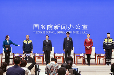 國新辦舉行“最美鐵路人”代表與中外記者見(jiàn)面會(huì )
