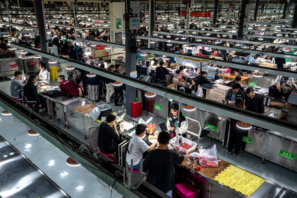 強信心·開(kāi)新局丨邊境“珠寶不夜城”光彩閃耀