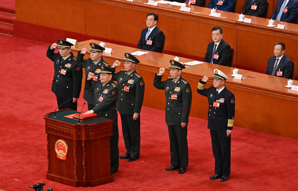 中央軍事委員會(huì )副主席、委員進(jìn)行憲法宣誓