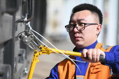 新華全媒+丨忙碌在“糧倉”備耕一線(xiàn)的“95后”貨裝值班員