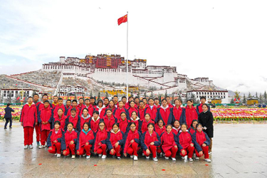 新華全媒+丨西藏各界群眾慶祝百萬(wàn)農奴解放紀念日