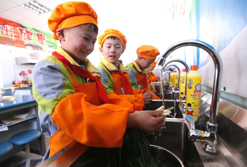 山東即墨:“烹飪課堂”學(xué)廚藝