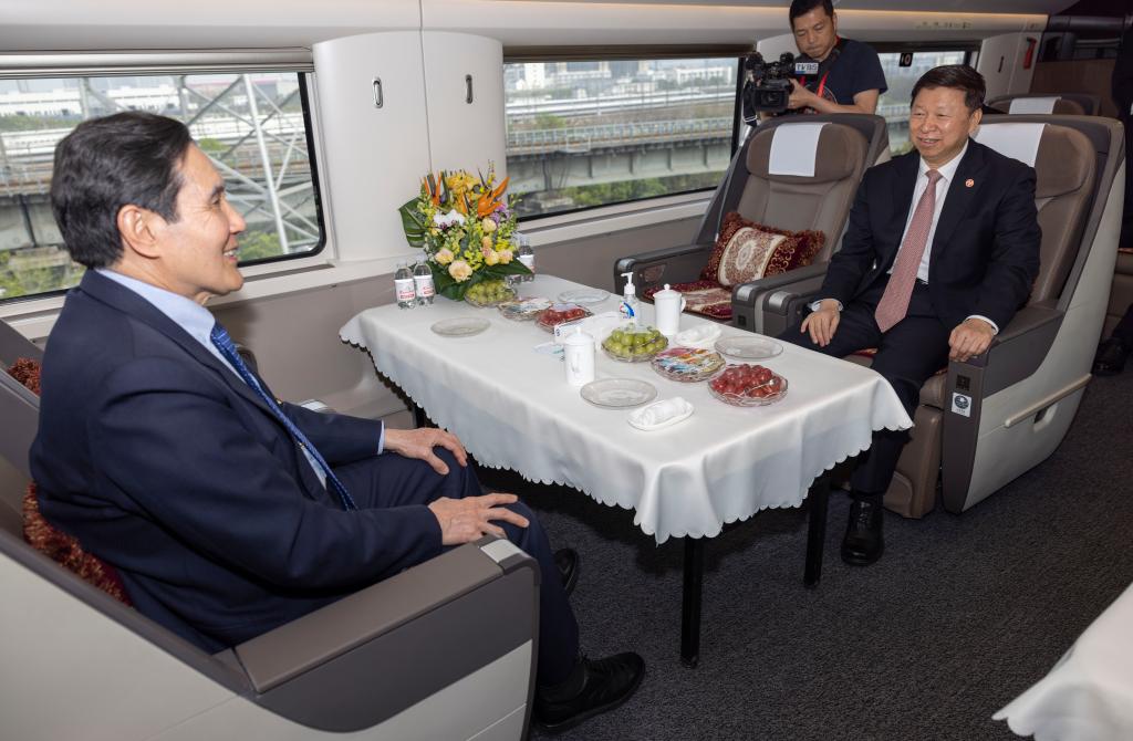 宋濤與馬英九同乘高鐵赴長(cháng)沙