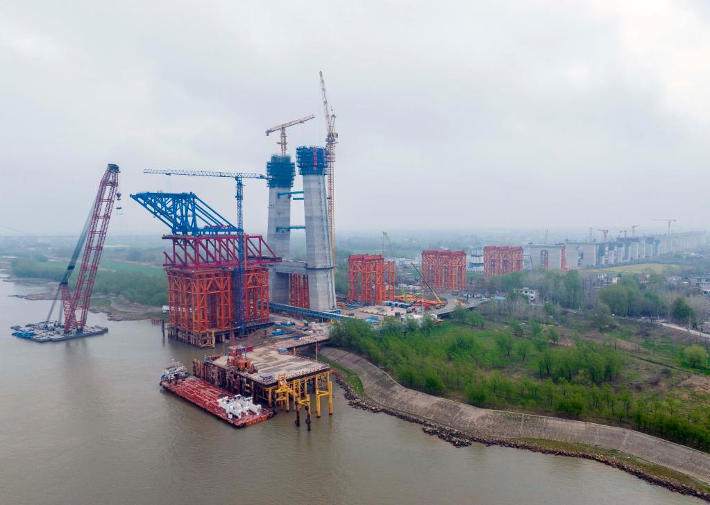 安徽馬鞍山:巢馬城際鐵路全線(xiàn)首跨公路梁完成澆筑