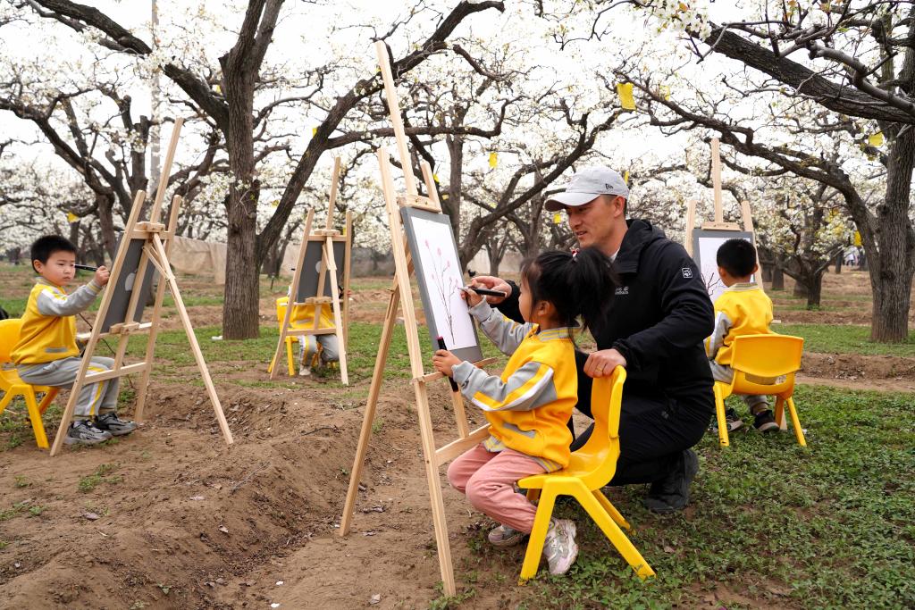 梨園花海引客來(lái) 農旅融合促振興