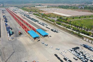 商品車(chē)依托鐵路運輸專(zhuān)列走向世界