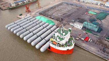 山東榮成：“巨無(wú)霸”石油液化氣儲罐啟運非洲