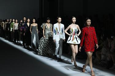 新華全媒+丨消博會(huì )時(shí)裝周助力海南自貿港打造全球消費時(shí)尚引領(lǐng)地