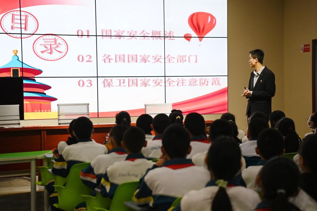 新華全媒+丨主題班會(huì )、禁毒宣傳、安全講座——全民國家安全教育日活動(dòng)進(jìn)校園