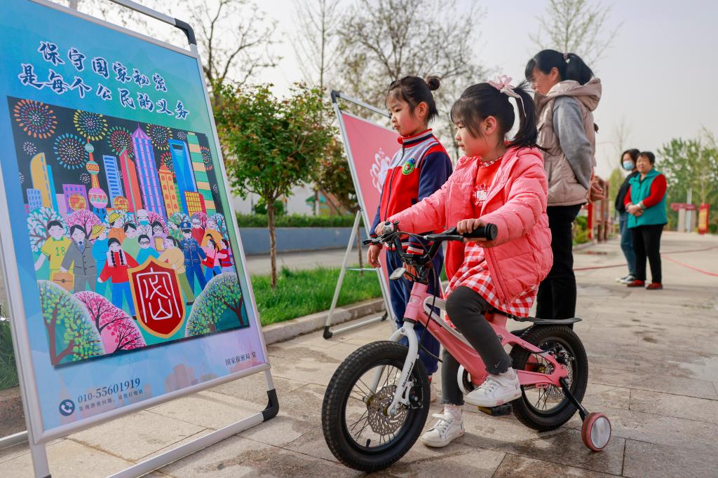 新華全媒+丨各地各部門(mén)廣泛開(kāi)展全民國家安全教育日宣教活動(dòng)