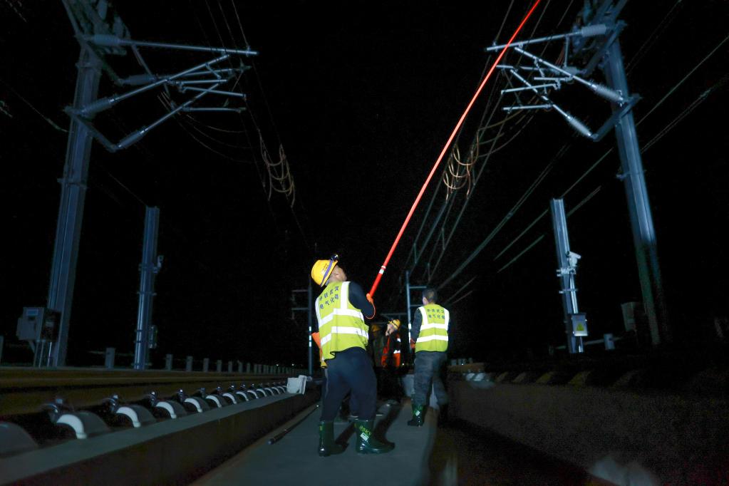 貴南高鐵貴州段實(shí)現接觸網(wǎng)“電通”