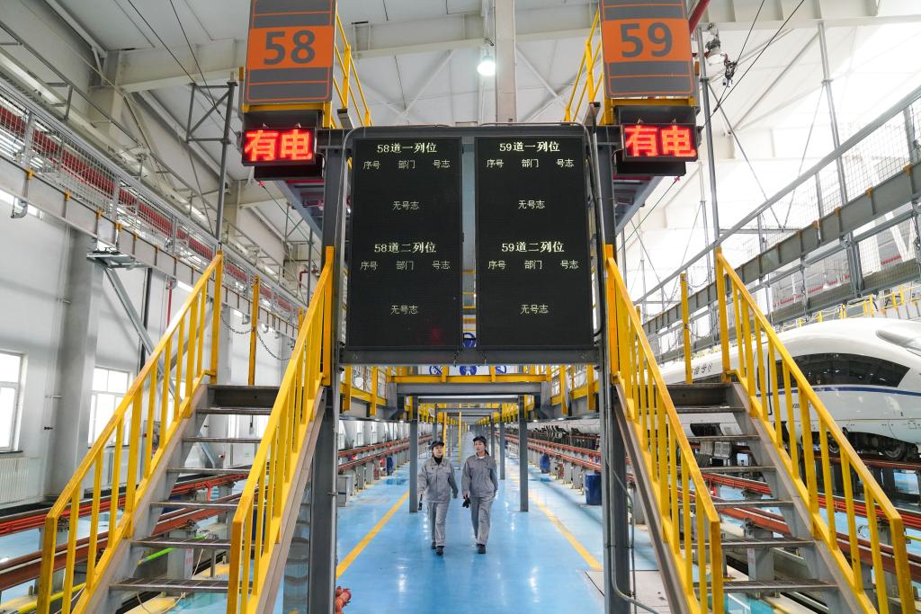 動(dòng)車(chē)組“機械女團”:駐守檢修一線(xiàn) 綻放青春芳華