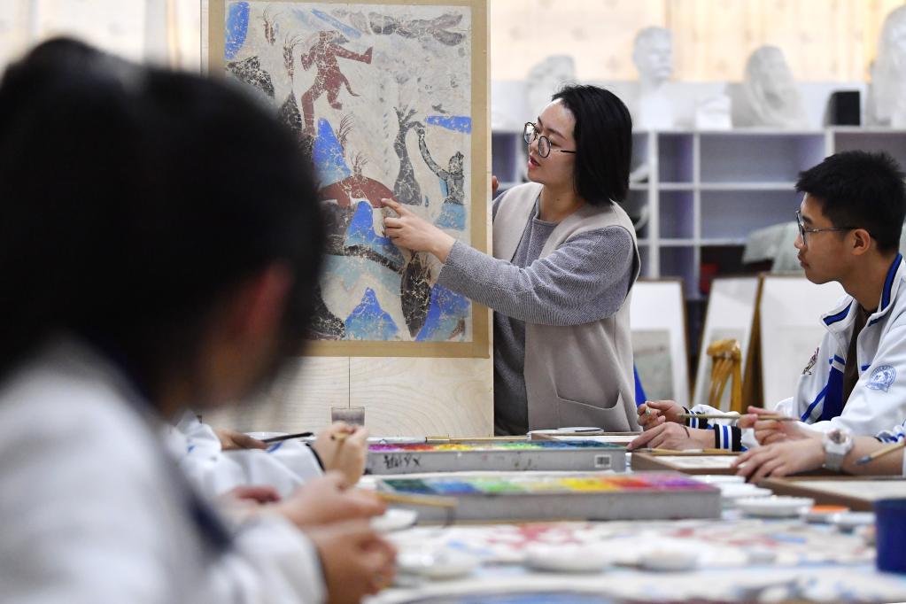 甘肅敦煌:壁畫(huà)藝術(shù)進(jìn)校園