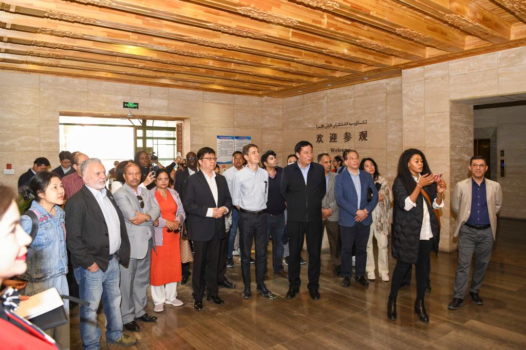 點(diǎn)贊新疆發(fā)展變化，駁斥外媒編造假新聞——部分國家駐華總領(lǐng)事參訪(fǎng)新疆