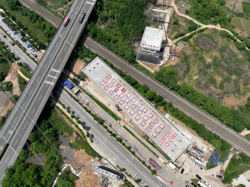 武漢：萬(wàn)噸轉體橋成功轉體