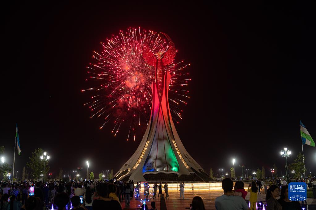 烏茲別克斯坦塔什干燃放煙花慶祝“紀念和榮譽(yù)日”