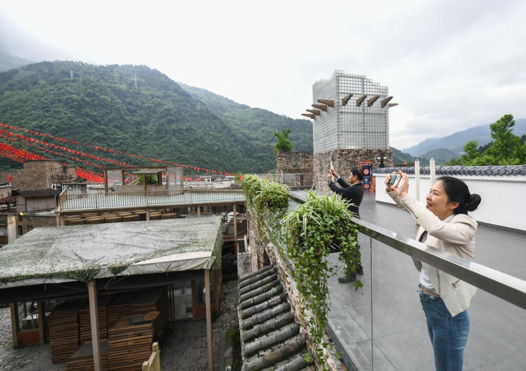 新華全媒+丨15年后，他們再次回到曾經(jīng)奮戰的地方