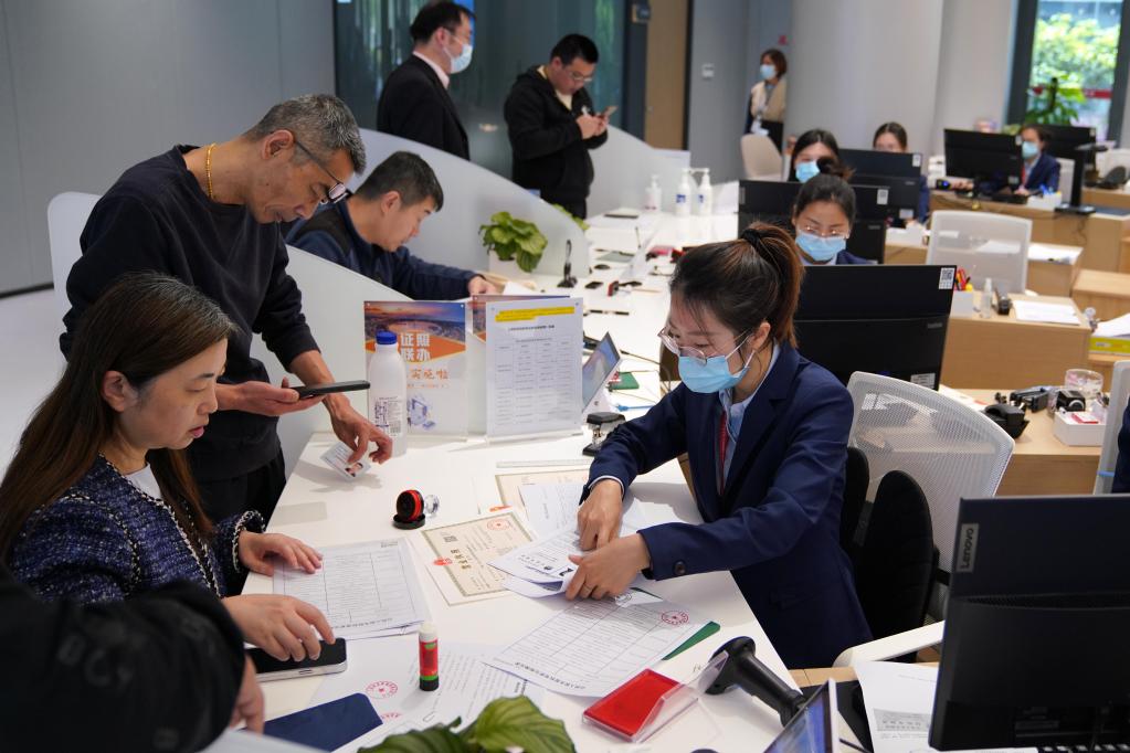 高質(zhì)量發(fā)展調研行丨上海臨港新片區：深入推進(jìn)“一網(wǎng)通辦” 打造優(yōu)質(zhì)營(yíng)商環(huán)境