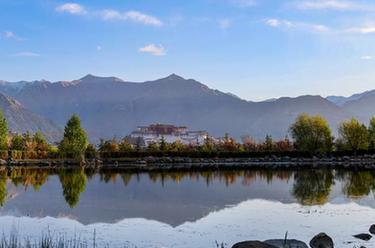 拉薩:一城山色半城綠