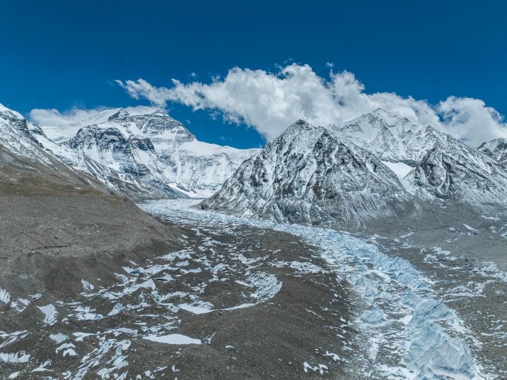 新華全媒+丨現場(chǎng)直擊！零距離感受珠峰腳下的冰川