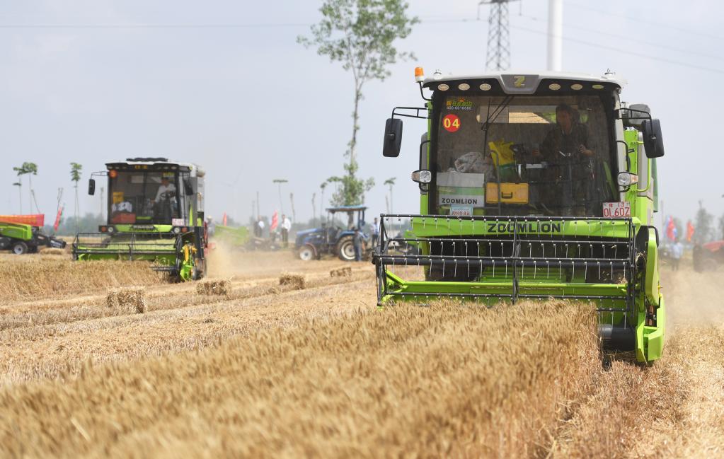 新華全媒+丨機收“比武”保豐收 “中原糧倉”迎來(lái)麥收時(shí)刻