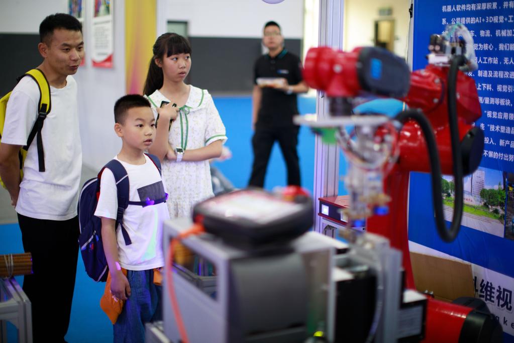 新華全媒+丨“數博會(huì )”上的青少年們